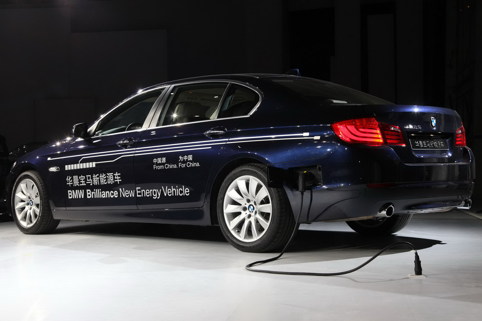 BMW displayed the 5 Series plug-in hybrid concept at Shanghai