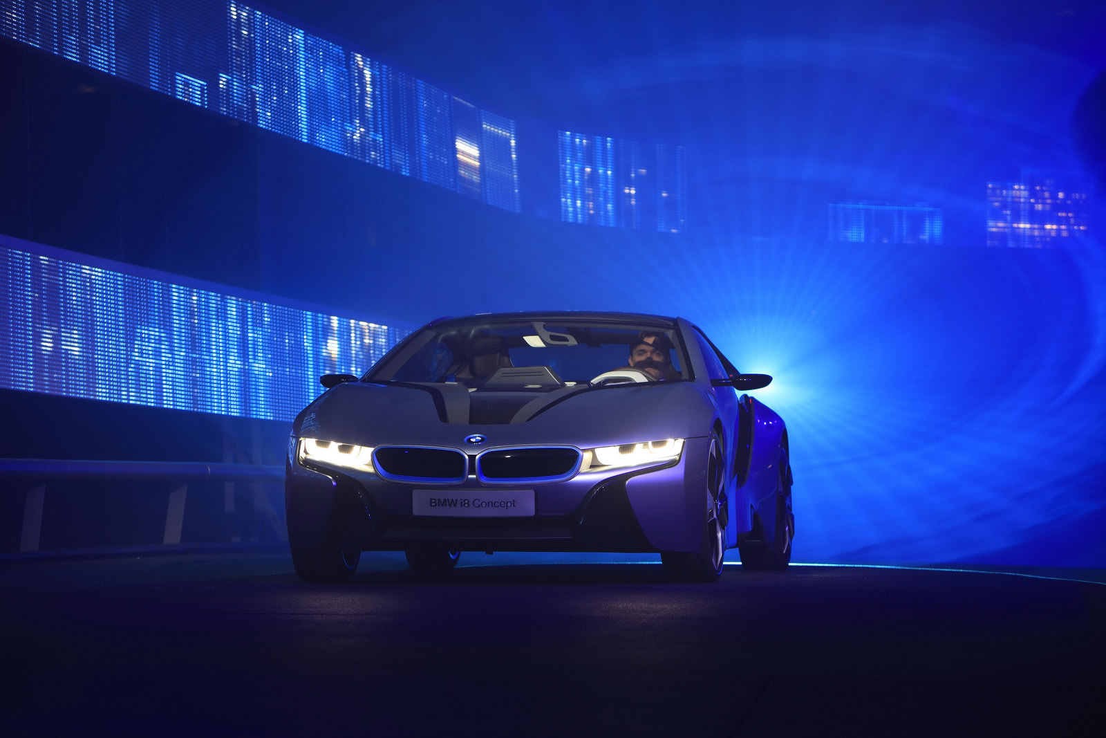 BMW reveals the new i8 Concept, a 349HP plug-in hybrid sports car