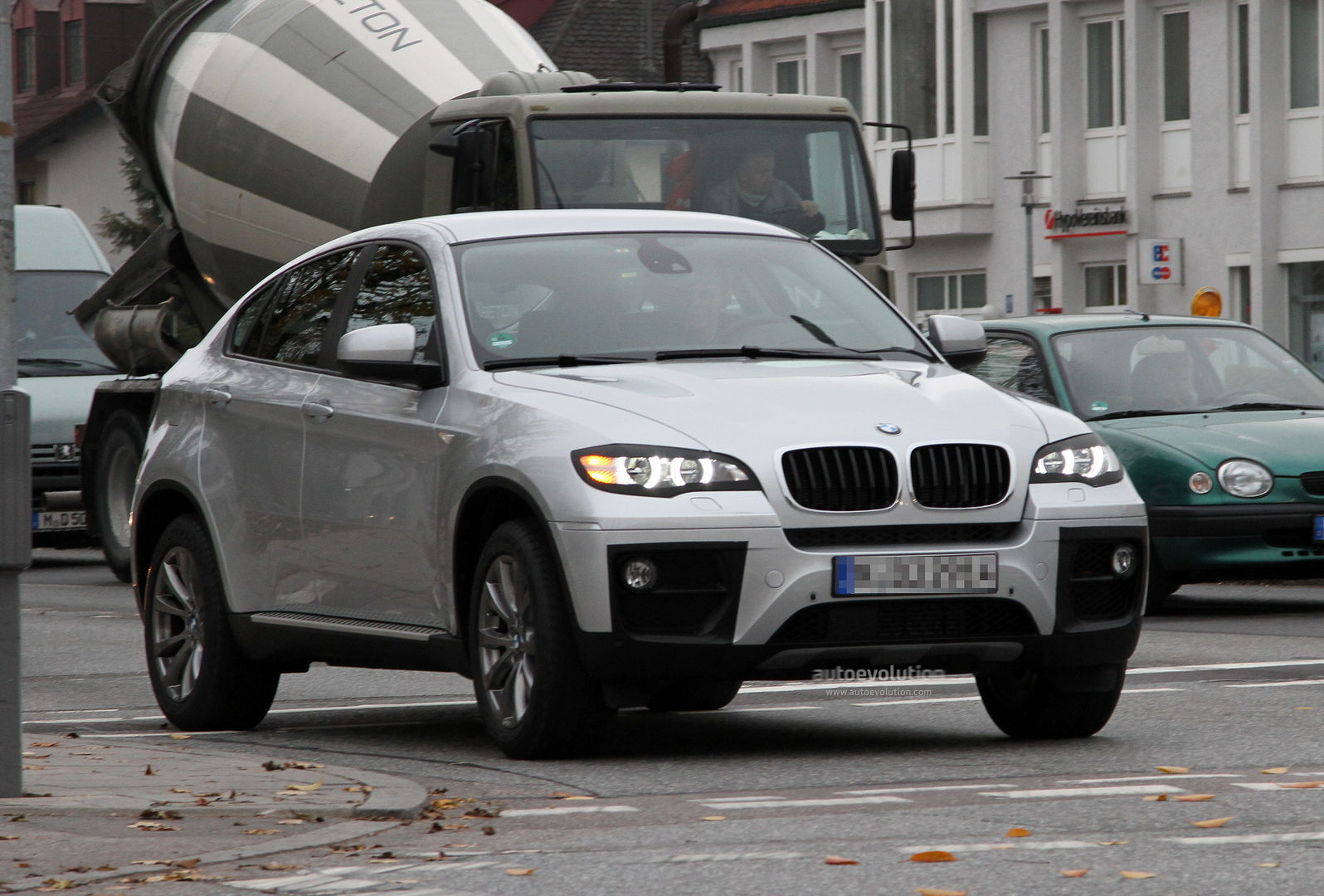 BMW X6 facelift spied almost naked