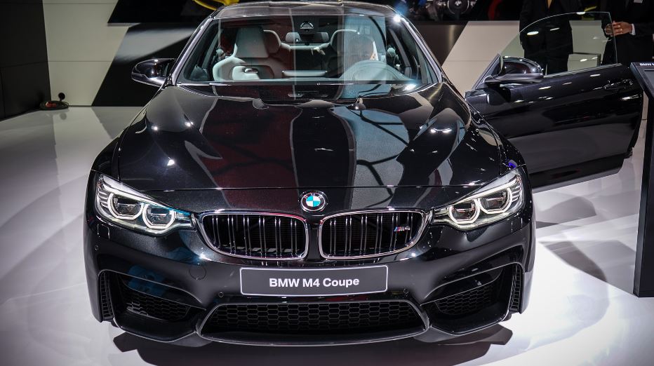 F82 BMW M4 in Black Sapphire and Austin Yellow Live at the 2014 Detroit Auto Show