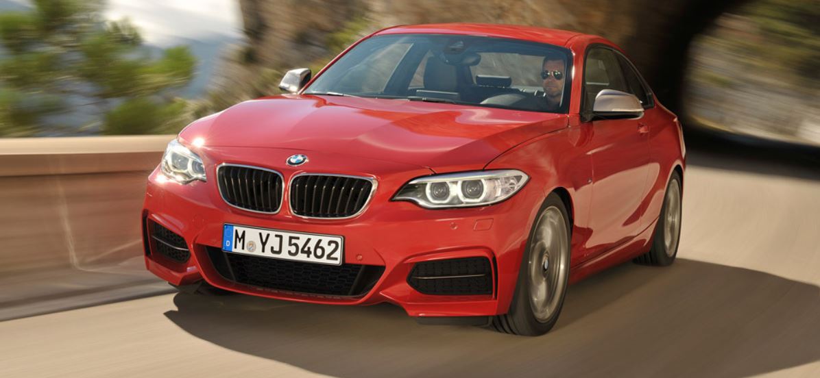 Video: BMW 2-Series M235i Coupe against the 2002 Model