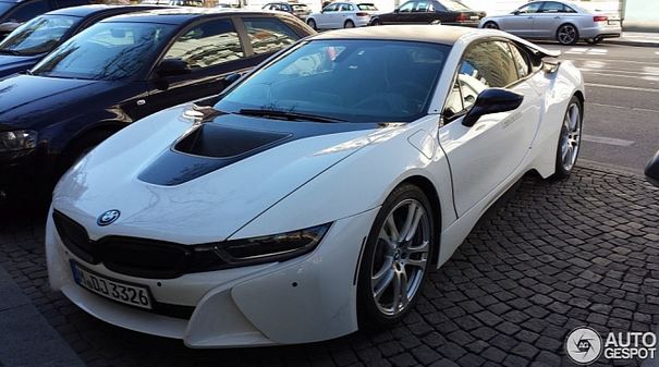 BMW i8 wearing Crystal White caught on camera