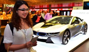 Google Glass Let`s you Explore BMW i8