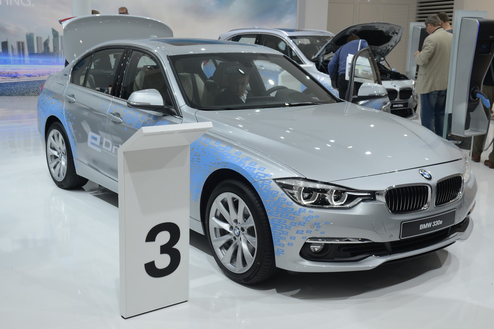 2015 Frankfurt Motor Show: BMW 3-Series 300e Plug-In Hybrid Unleashed