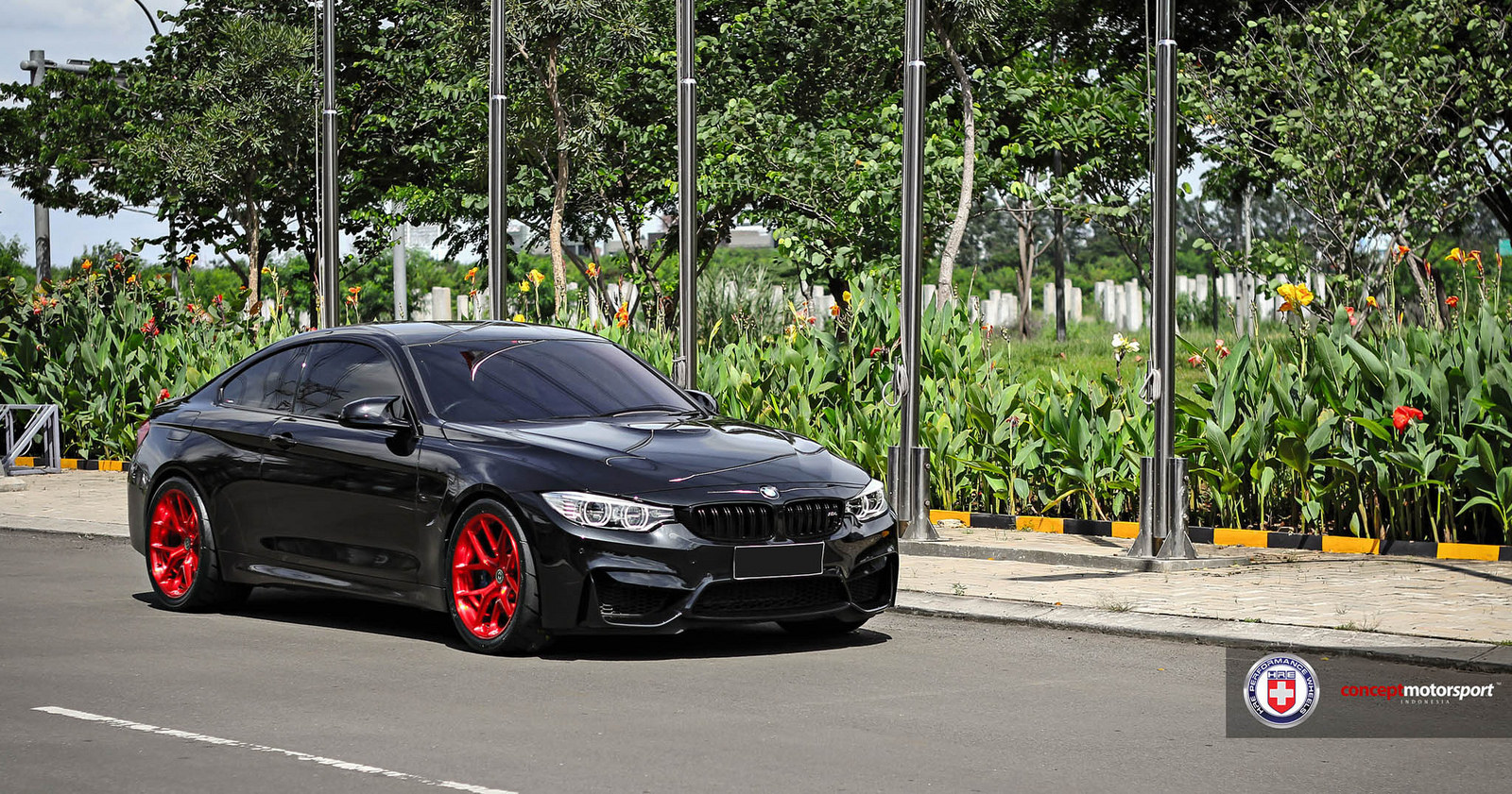 Black Sapphire F82 BMW M4 Looks Astonishing with Red HRE Wheels